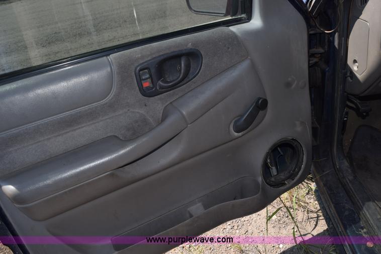 image for item L5873 2000 Chevrolet S10 pickup truck