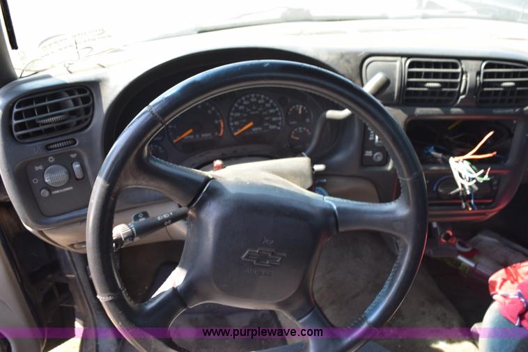 image for item L5873 2000 Chevrolet S10 pickup truck