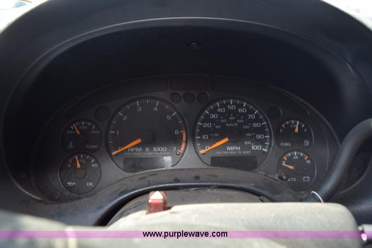 image for item L5873 2000 Chevrolet S10 pickup truck