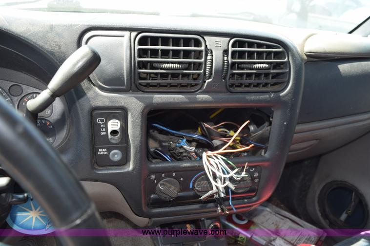 image for item L5873 2000 Chevrolet S10 pickup truck