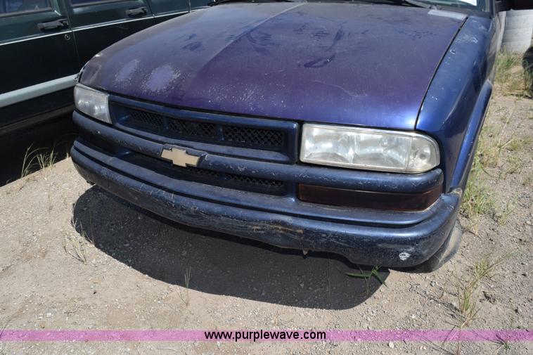 image for item L5873 2000 Chevrolet S10 pickup truck