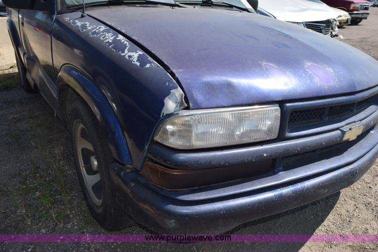 image for item L5873 2000 Chevrolet S10 pickup truck