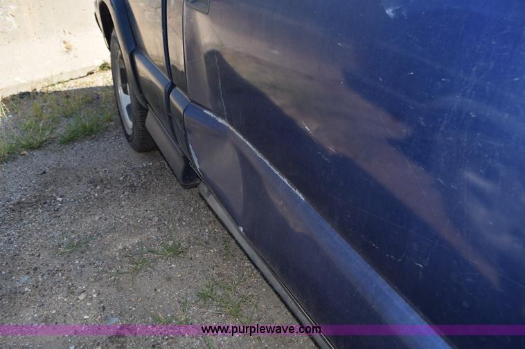 image for item L5873 2000 Chevrolet S10 pickup truck