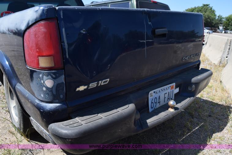 image for item L5873 2000 Chevrolet S10 pickup truck