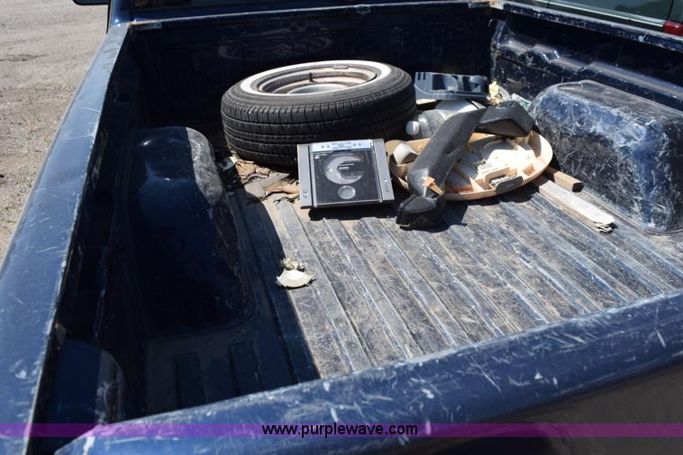 image for item L5873 2000 Chevrolet S10 pickup truck