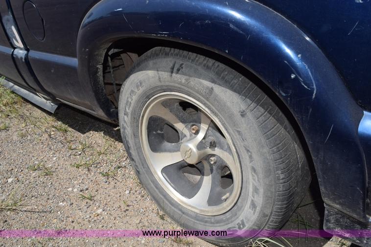 image for item L5873 2000 Chevrolet S10 pickup truck