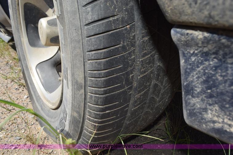 image for item L5873 2000 Chevrolet S10 pickup truck