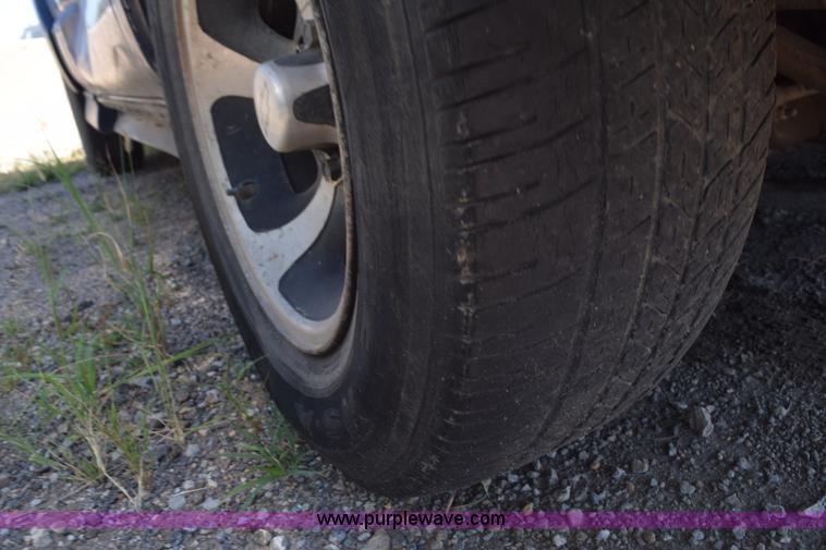 image for item L5873 2000 Chevrolet S10 pickup truck