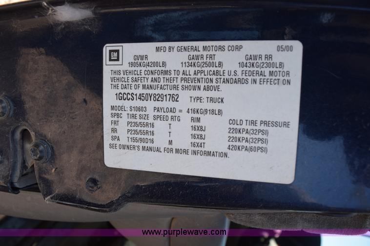 image for item L5873 2000 Chevrolet S10 pickup truck