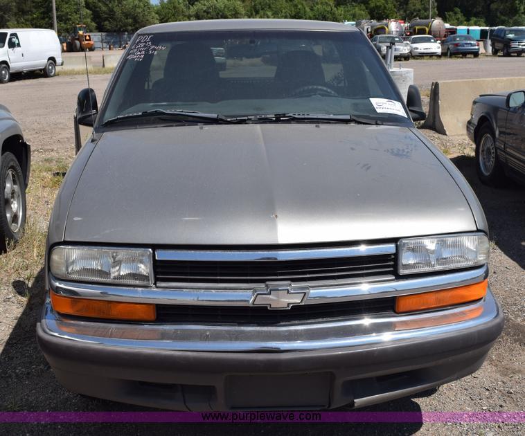 image for item L5877 1998 Chevrolet S10 pickup truck