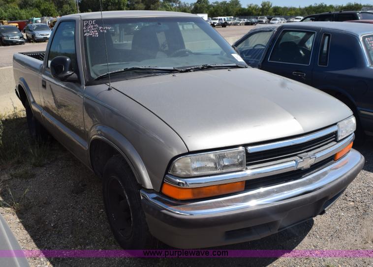 image for item L5877 1998 Chevrolet S10 pickup truck