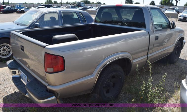 image for item L5877 1998 Chevrolet S10 pickup truck