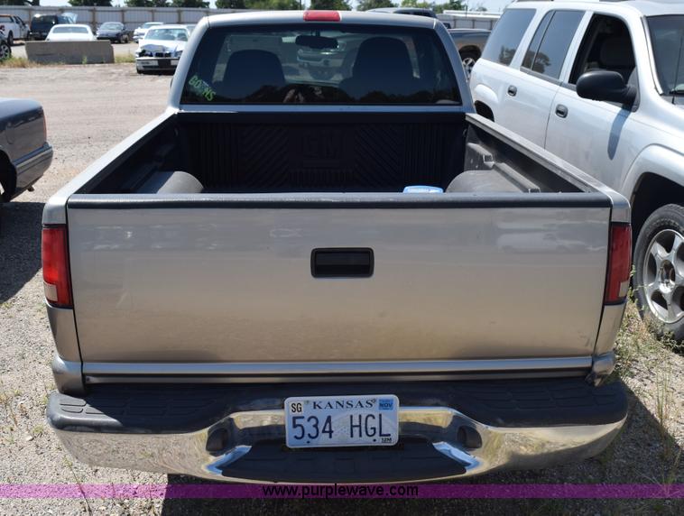 image for item L5877 1998 Chevrolet S10 pickup truck