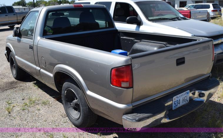 image for item L5877 1998 Chevrolet S10 pickup truck