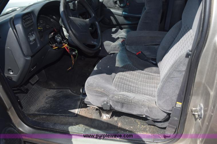 image for item L5877 1998 Chevrolet S10 pickup truck