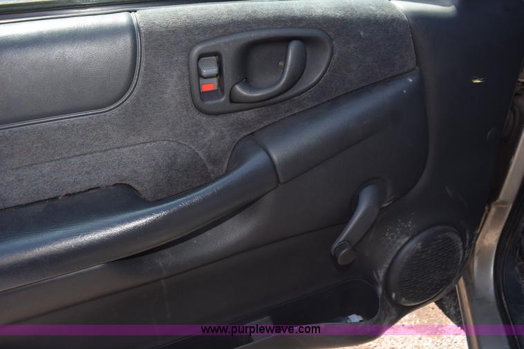 image for item L5877 1998 Chevrolet S10 pickup truck