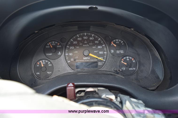 image for item L5877 1998 Chevrolet S10 pickup truck