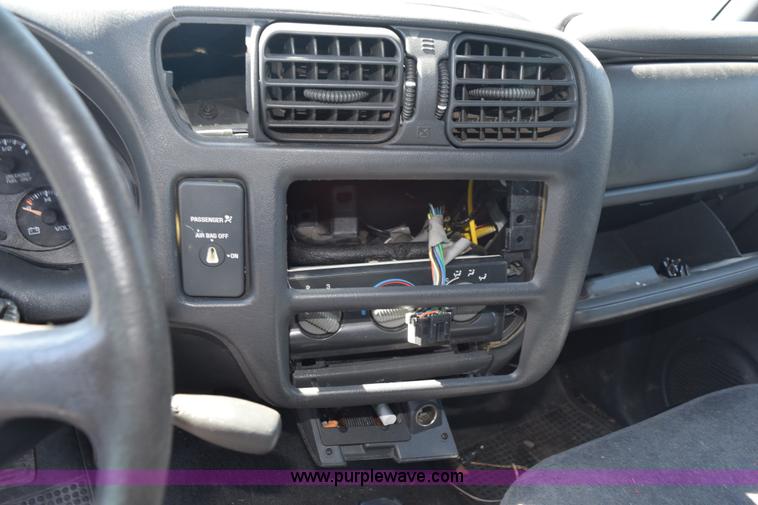 image for item L5877 1998 Chevrolet S10 pickup truck