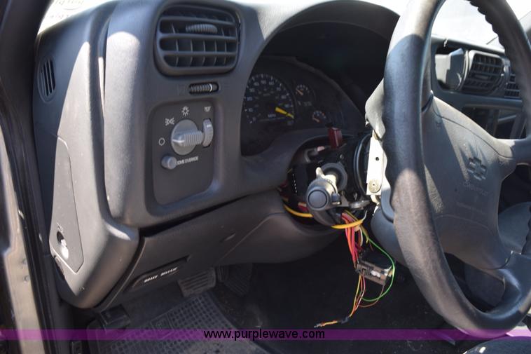 image for item L5877 1998 Chevrolet S10 pickup truck