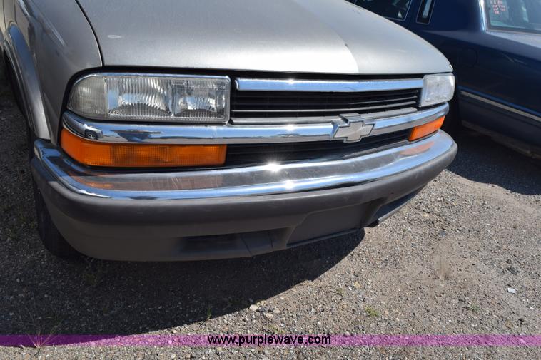 image for item L5877 1998 Chevrolet S10 pickup truck