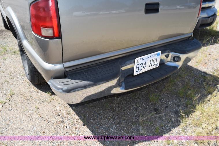 image for item L5877 1998 Chevrolet S10 pickup truck