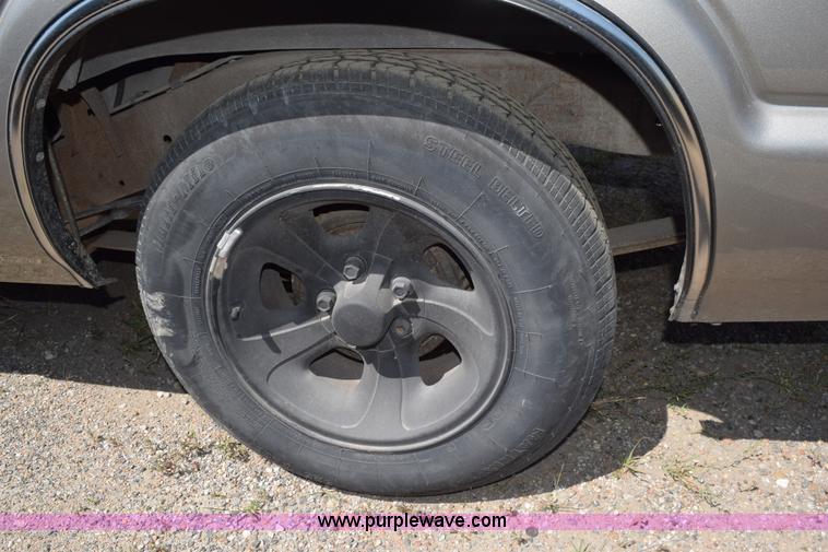 image for item L5877 1998 Chevrolet S10 pickup truck