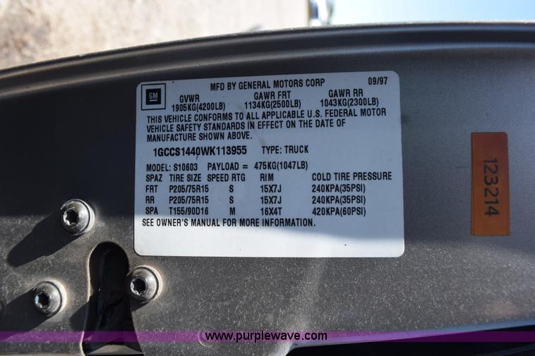 image for item L5877 1998 Chevrolet S10 pickup truck