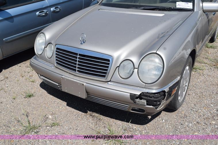 image for item L5880 1998 Mercedes Benz E320