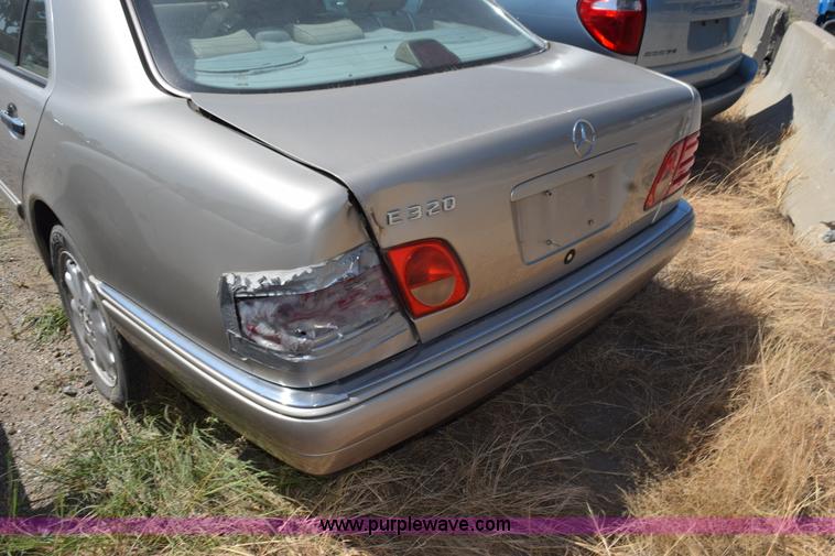 image for item L5880 1998 Mercedes Benz E320