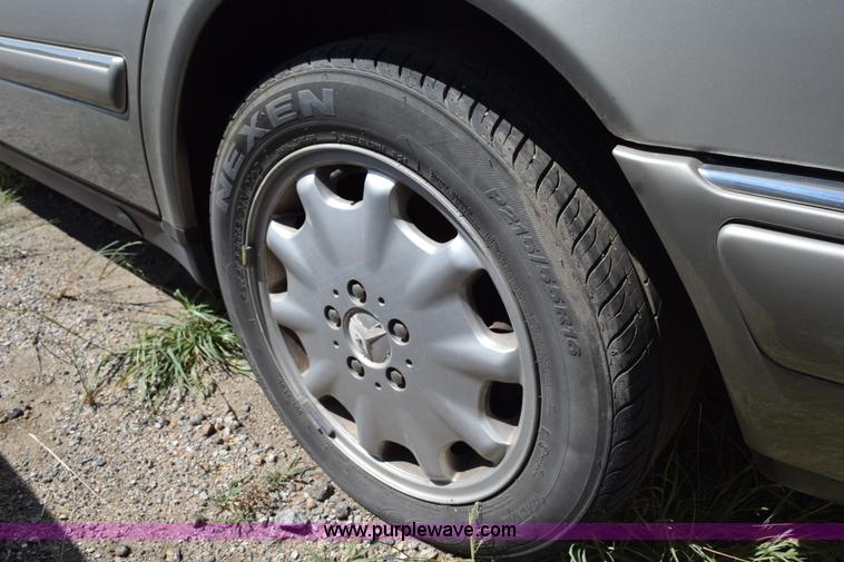 image for item L5880 1998 Mercedes Benz E320