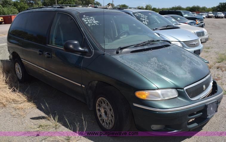 image for item L5882 1997 Chrysler Town & Country LX van