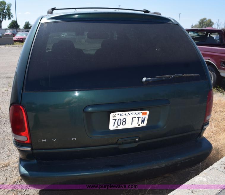 image for item L5882 1997 Chrysler Town & Country LX van