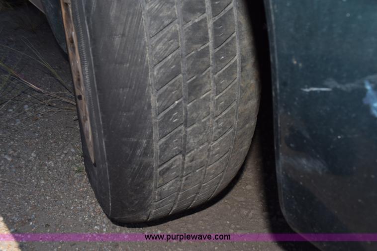 image for item L5882 1997 Chrysler Town & Country LX van