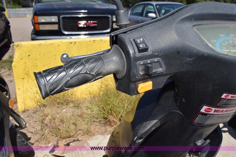 image for item L5884 2013 Jonway moped