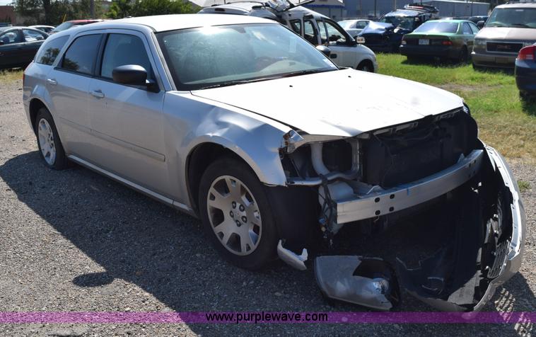 image for item L5890 2006 Dodge Magnum SE