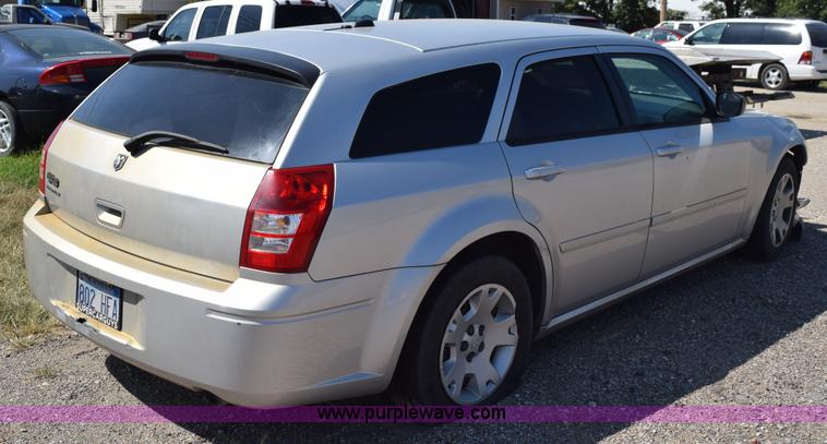 image for item L5890 2006 Dodge Magnum SE