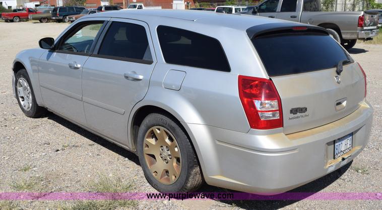 image for item L5890 2006 Dodge Magnum SE