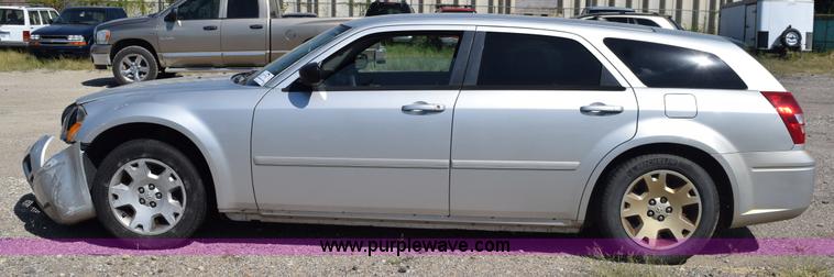image for item L5890 2006 Dodge Magnum SE