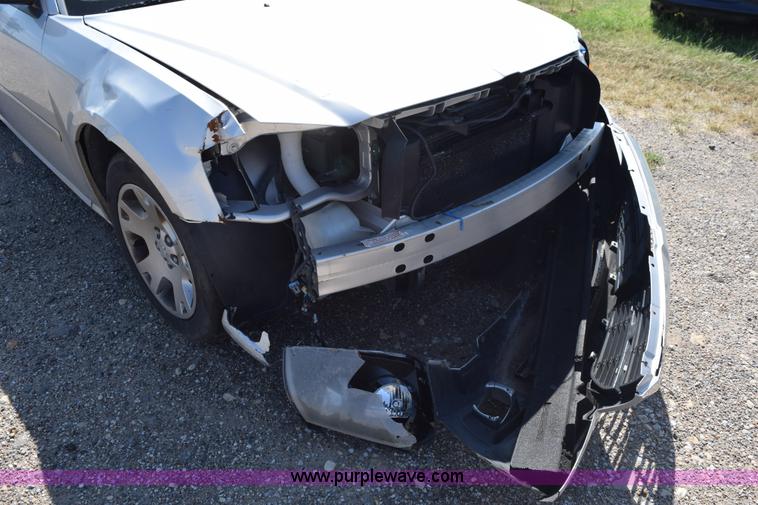 image for item L5890 2006 Dodge Magnum SE