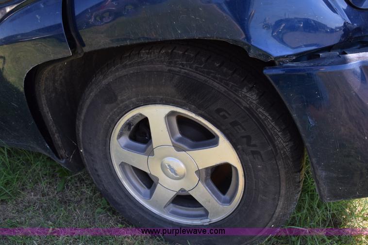 image for item L5895 2002 Chevrolet Trailblazer LS SUV