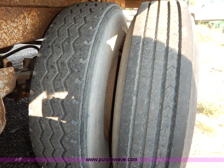 image for item J8143 1984 Trailmobile dry van trailer