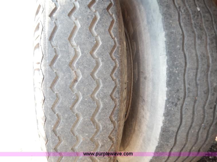 image for item J8143 1984 Trailmobile dry van trailer