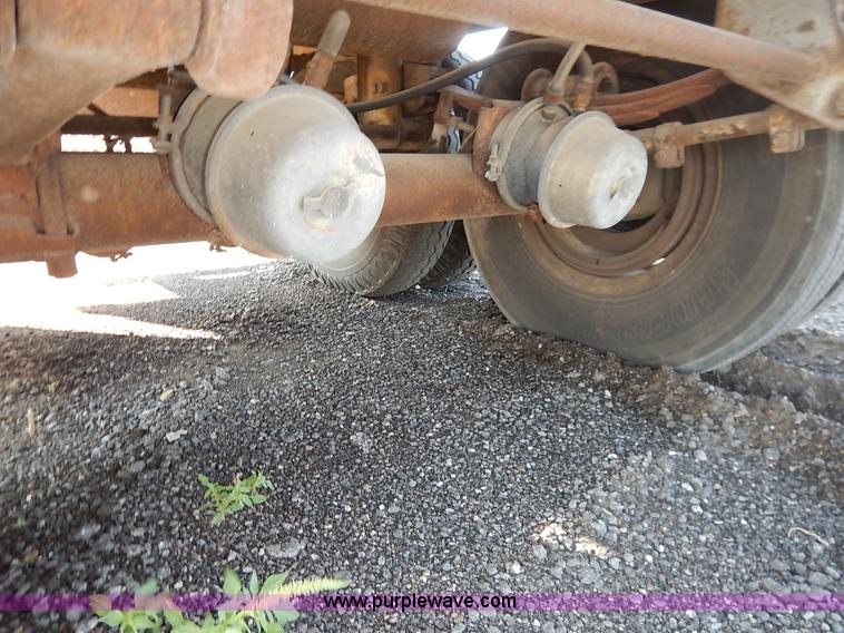 image for item J8143 1984 Trailmobile dry van trailer