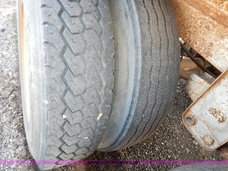 image for item J8143 1984 Trailmobile dry van trailer