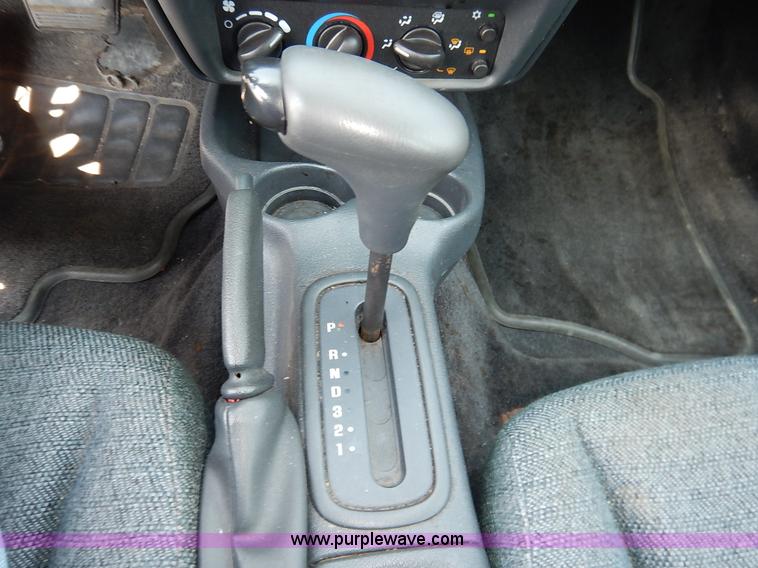 image for item J8166 2004 Chevrolet Cavalier