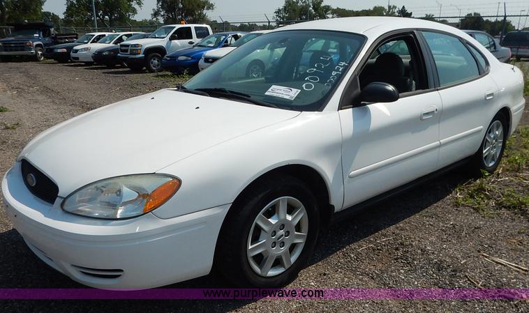 image for item J8168 2006 Ford Taurus SE