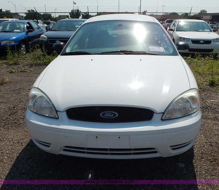 image for item J8168 2006 Ford Taurus SE