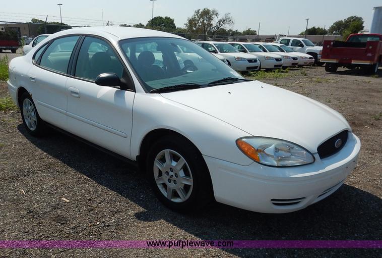 image for item J8168 2006 Ford Taurus SE