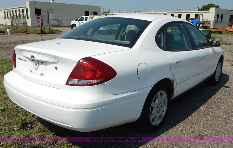 image for item J8168 2006 Ford Taurus SE