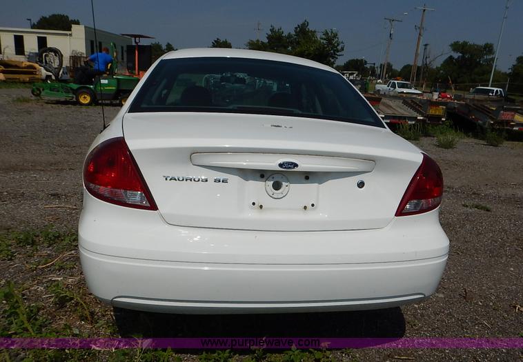 image for item J8168 2006 Ford Taurus SE